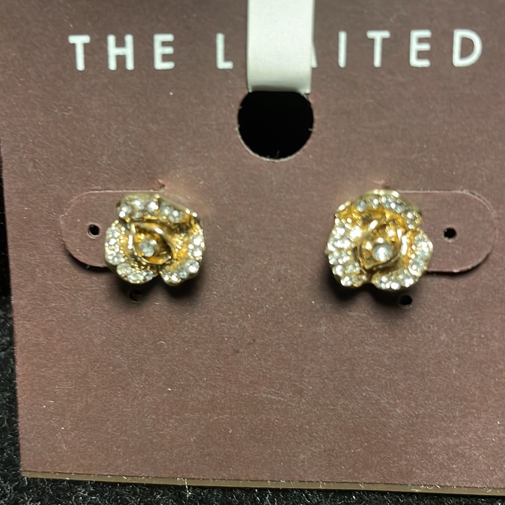 Little roses golden color and little rhinestones earrings.
